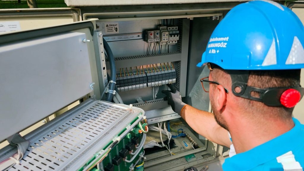 Licensed electrician working in Montreal